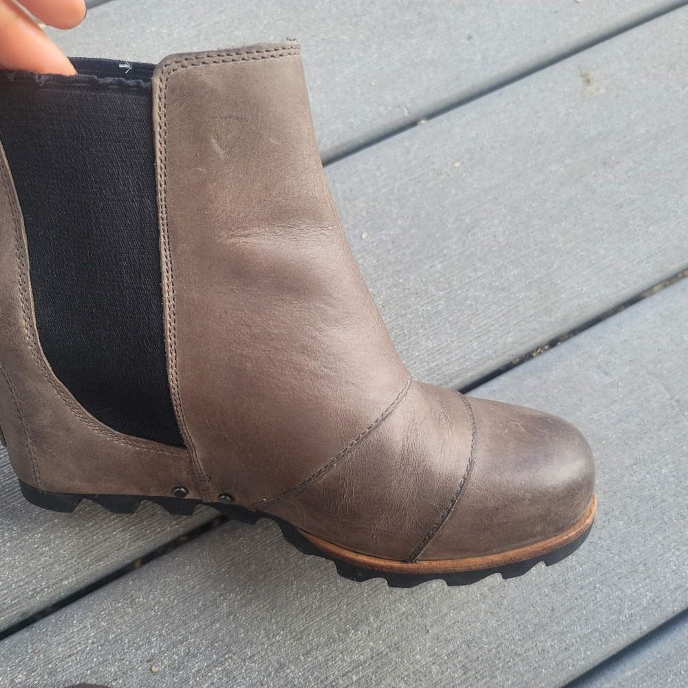 Sorel taupe wedges booties